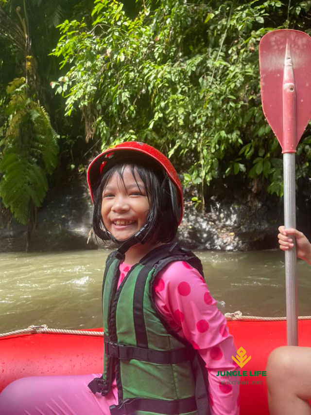Trẻ em tham gia rafting Bali an toàn